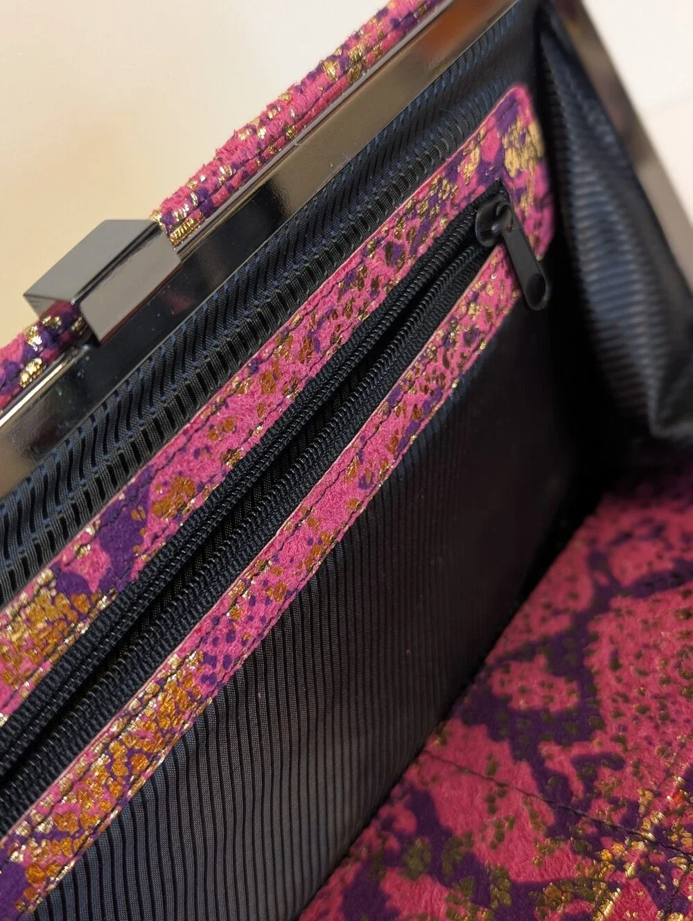 Kenneth Cole Reaction Pink Metallic Snake Print Frame Wallet Clutch 8.5